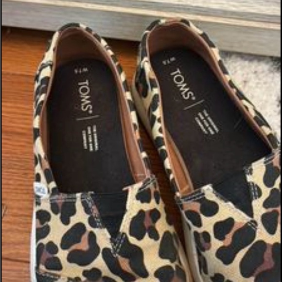 Womens TOMS slip on shoes size 7.5 Cheetah print - Picture 3 of 6